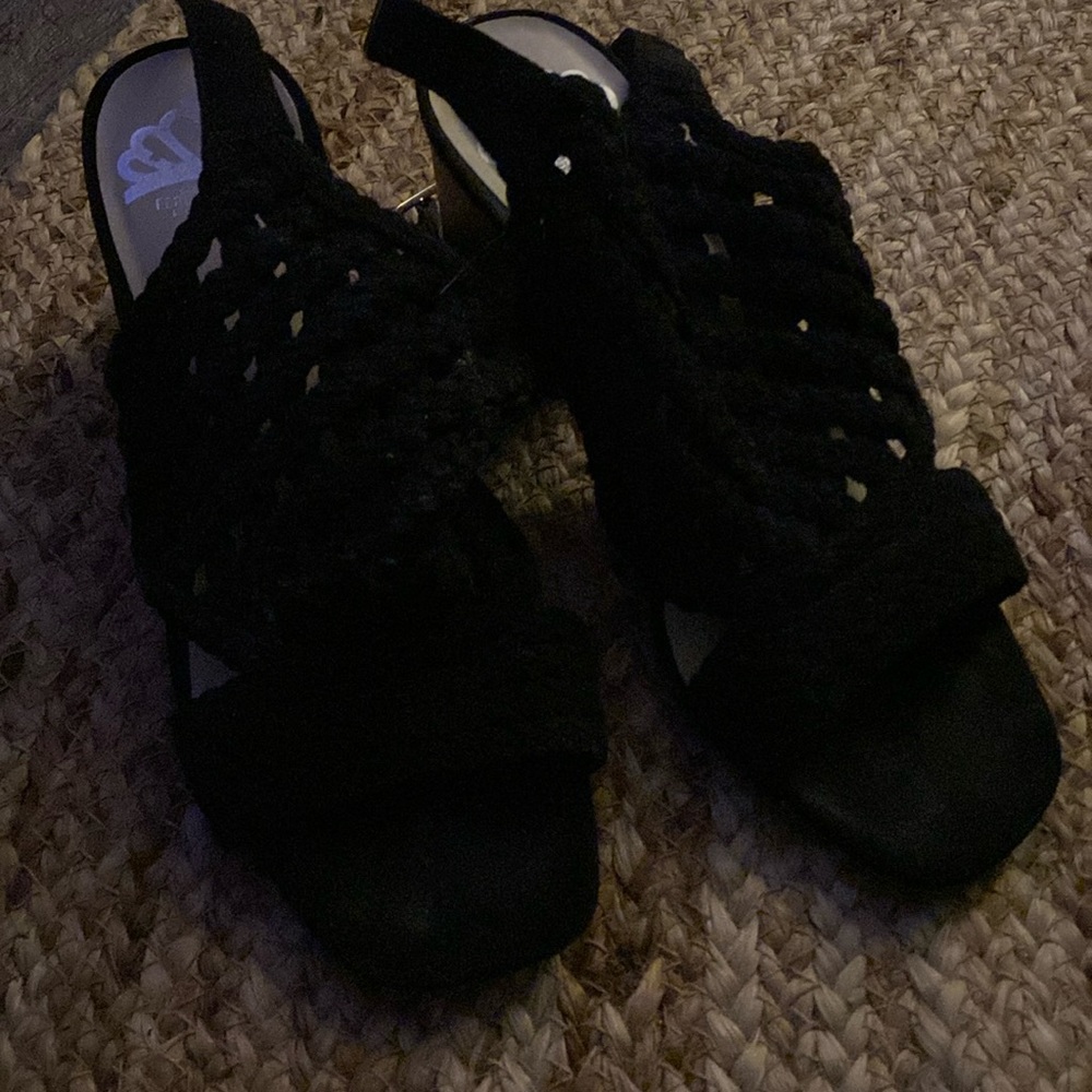 Black hea sandal